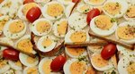 Яйца на крутонах под соусом